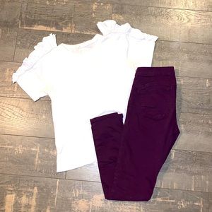 Mango outfit Kim plum colored jeggings with white ruffle top